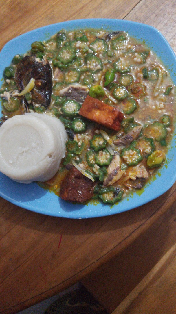Sauce Gombo accompagnée de la pate de manioc