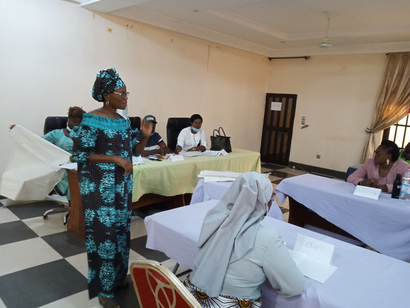 Madame DAGBA Brigitte, Responsable Jeunes et Genre à l'Association Béninoise pour la Promotion de la Famille (ABPF) entretenant les participants